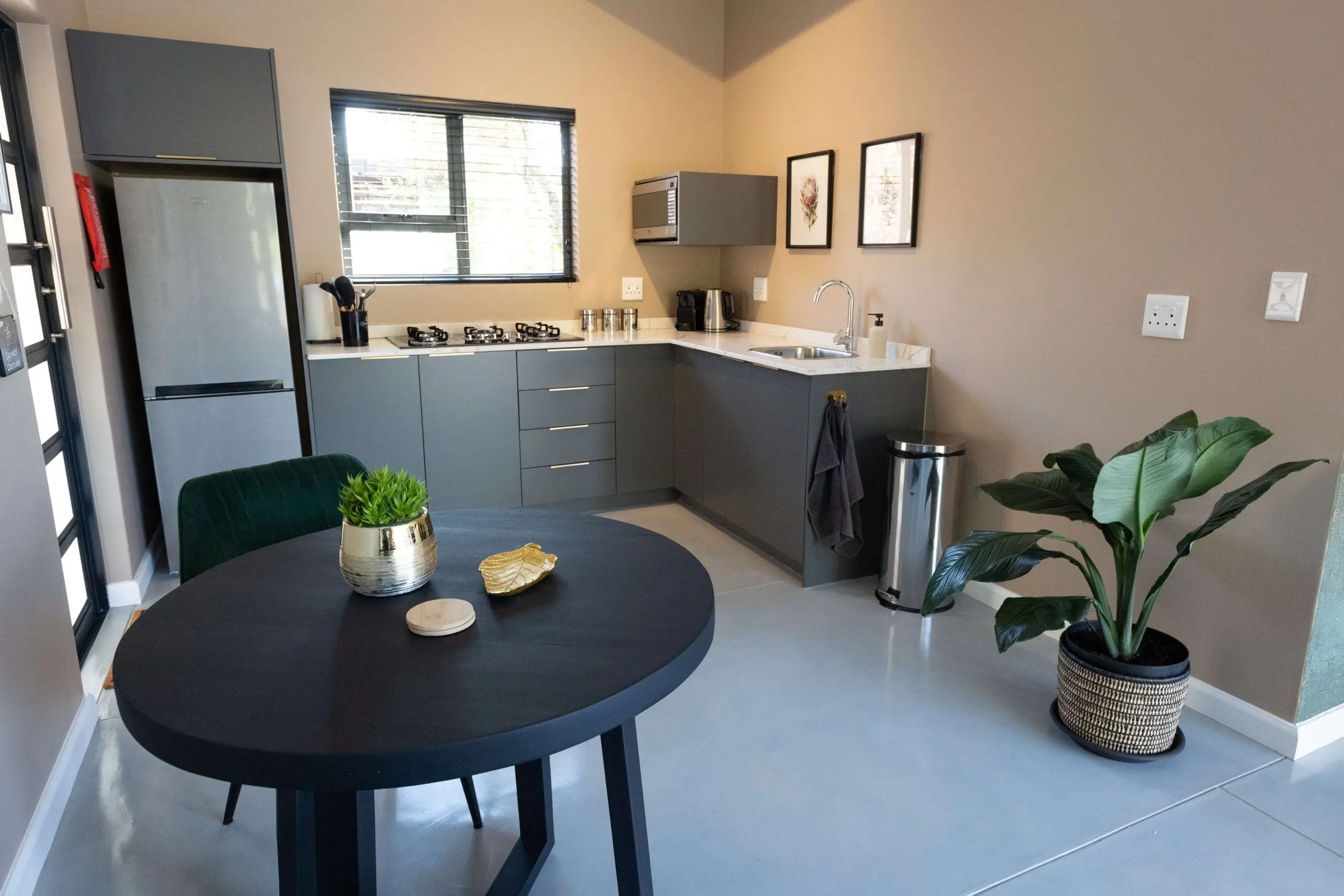 Marepe-Mountain-View-kitchen table caracal villa