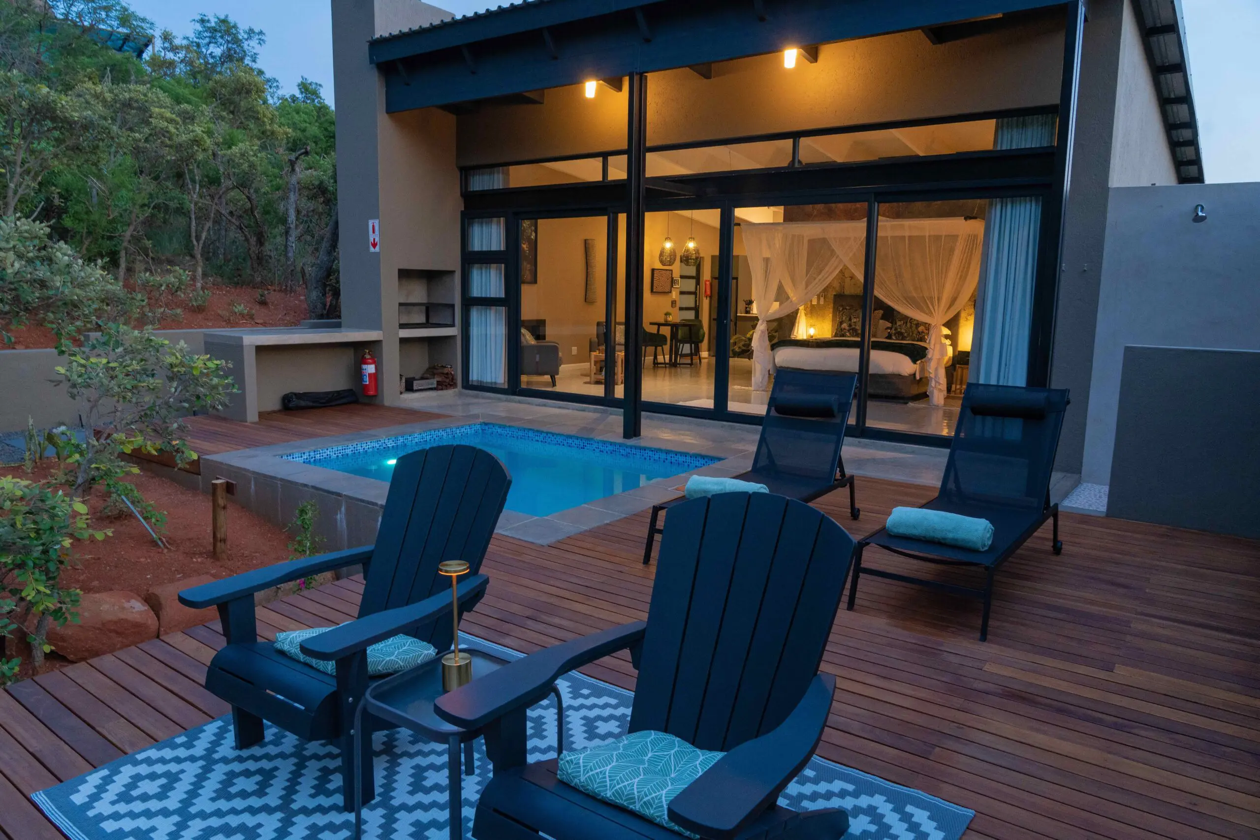 Marepe Mountain View by night