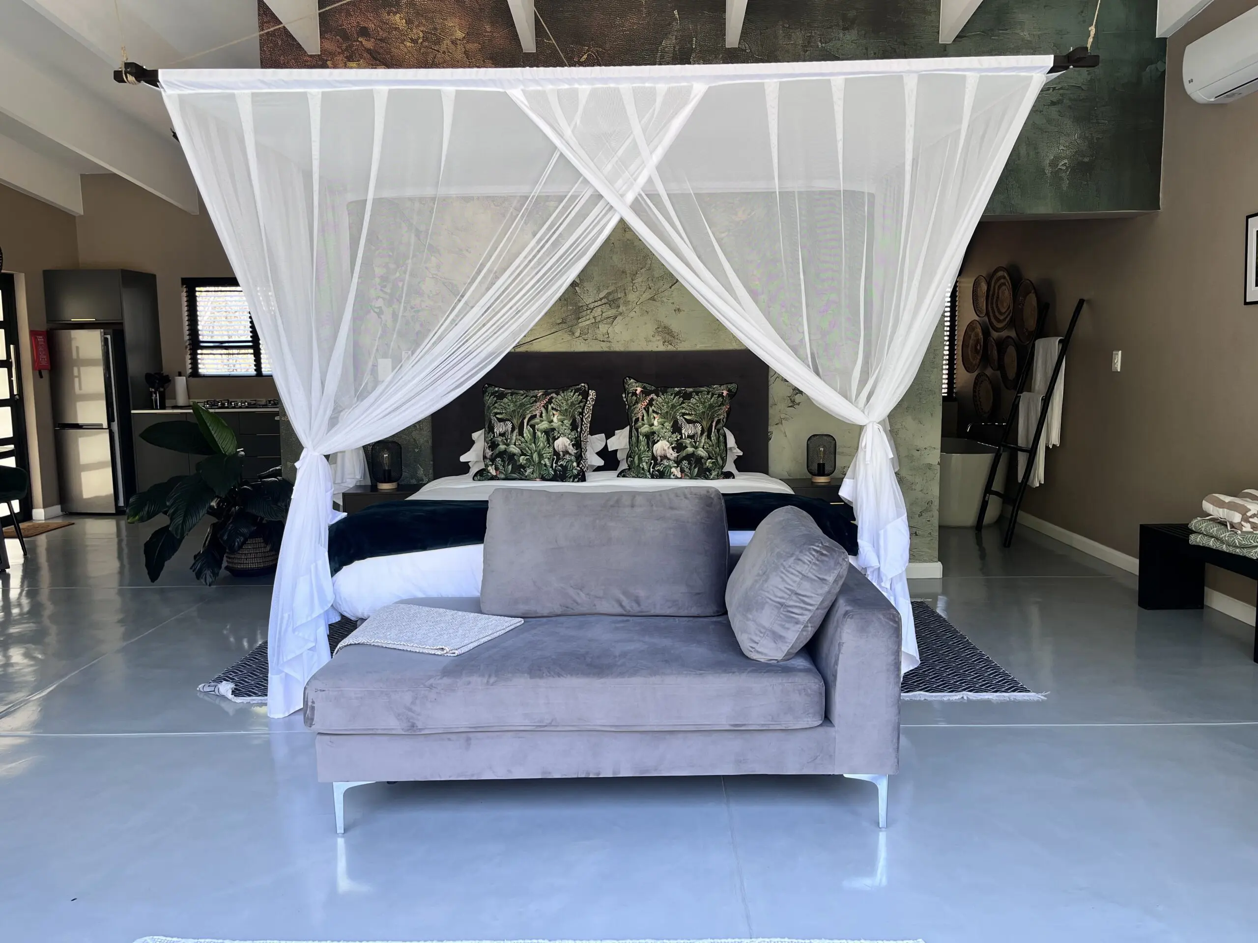 Caracal room picture